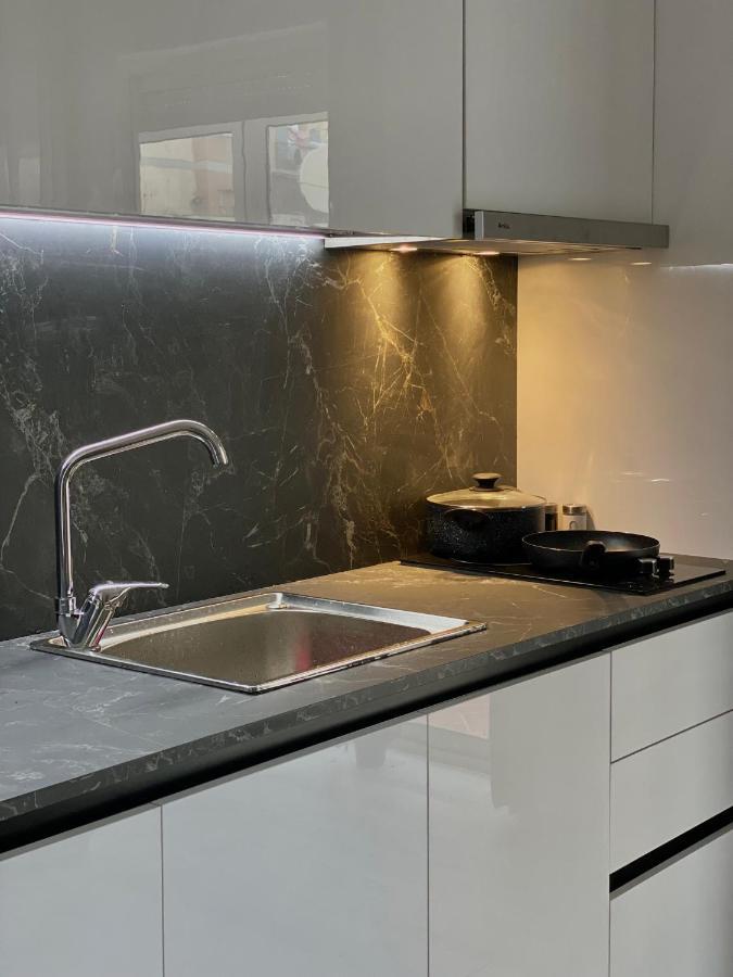 Newly Renovated One Bedroom Apartment In Тирана Экстерьер фото